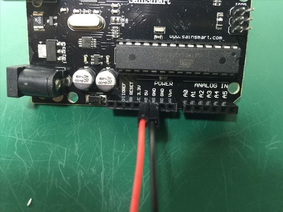 \u300c\uff15\uff36\u300d\u306b\u8d64\u30b1\u30fc\u30d6\u30eb\u3001\u300c\uff27\uff2e\uff24\u300d\u306b\u9ed2\u30b1\u30fc\u30d6\u30eb\u3092\u523a\u3057\u307e\u3059\u3002\uff27\uff2e\uff24\u3068\u66f8\u304b\u308c\u305f\u30bd\u30b1\u30c3\u30c8\u306f\u8907\u6570\u3042\u308a\u307e\u3059\u304c\u3001\u3069\u308c\u3082\u540c\u3058\u3067\u3059\u3002