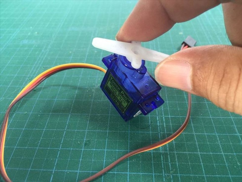 \u307e\u305a\u30b5\u30fc\u30dc\u3092\u30bb\u30f3\u30bf\u30ea\u30f3\u30b0\u3057\u307e\u3059\u3002\u672c\u5f53\u306f\u30de\u30a4\u30b3\u30f3\u3092\u4f7f\u3063\u3066\u6b63\u78ba\u306b\u3084\u308b\u3079\u304d\u3067\u3059\u304c\u3001\u3053\u3053\u3067\u306f\u7c21\u6613\u7684\u306b\u624b\u52d5\u3067\u884c\u3044\u307e\u3059\u3002\u30b5\u30fc\u30dc\u30db\u30fc\u30f3\u3092\u9069\u5f53\u306a\u4f4d\u7f6e\u3067\u5d4c\u3081\u3001\u7247\u65b9\u5411\u306b\u3044\u3063\u3071\u3044\u56de\u3057\u305f\u3042\u3068\uff19\uff10\u5ea6\u623b\u3057\u307e\u3059\u3002