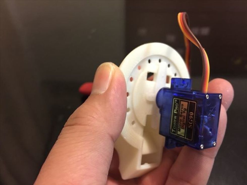 \u307e\u305a\u30b5\u30fc\u30dc\u30db\u30fc\u30f3\u3092\u5199\u771f\u306e\u30d1\u30fc\u30c4\uff08\u56de\u8ee2\u53f0\uff09\u306e\u88cf\u306e\u7aaa\u307f\u306b\u30cf\u30e1\u307e\u3059\u3002\u5411\u304d\u304c\u3042\u308a\u307e\u3059\u304c\u3001\u9006\u5411\u304d\u3060\u3068\u30cf\u30de\u308a\u307e\u305b\u3093\u3002\u30b5\u30fc\u30dc\u306b\u306f\u9577\u3044\u30cd\u30b8\uff12\u672c\u3001\u77ed\u3044\u30cd\u30b8\u304c\uff11\u672c\u3064\u3044\u3066\u307e\u3059\u304c\u3001\u9577\u3044\u30cd\u30b8\u3092\u4f7f\u3044\u9b54\u660e\u65e5\u3002\u7d30\u3044\u30d7\u30e9\u30b9\u30c9\u30e9\u30a4\u30d0\u30fc\u3092\u4f7f\u3044\u3001\u30b5\u30fc\u30dc\u30db\u30fc\u30f3\u3092\u56fa\u5b9a\u3057\u307e\u3059\u3002