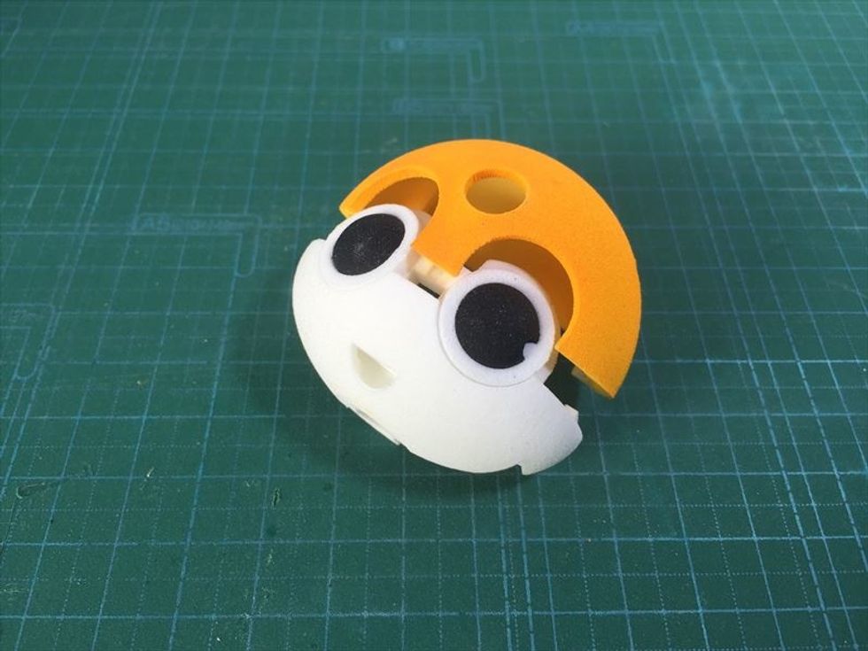 \u30aa\u30ec\u30f3\u30b8\u8272\u306e\u982d\u306e\u30d1\u30fc\u30c4\u3092\u30cf\u30e1\u307e\u3059\u3002