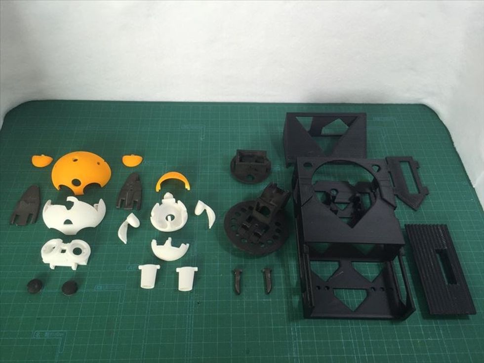 \u30ad\u30c3\u30c8\u306b\u306f\u30ed\u30dc\u30c3\u30c8\u306e\u30dc\u30c7\u30a3\uff08\u5de6\u5074\uff09\u306e\u307b\u304b\u3001\u30ed\u30dc\u30c3\u30c8\u3092\u4e57\u305b\u3066\u56fa\u5b9a\u3059\u308b\u305f\u3081\u306e\u30d1\u30fc\u30c4\uff08\u53f3\u5074\uff09\u304c\u5165\u3063\u3066\u307e\u3059\u3002