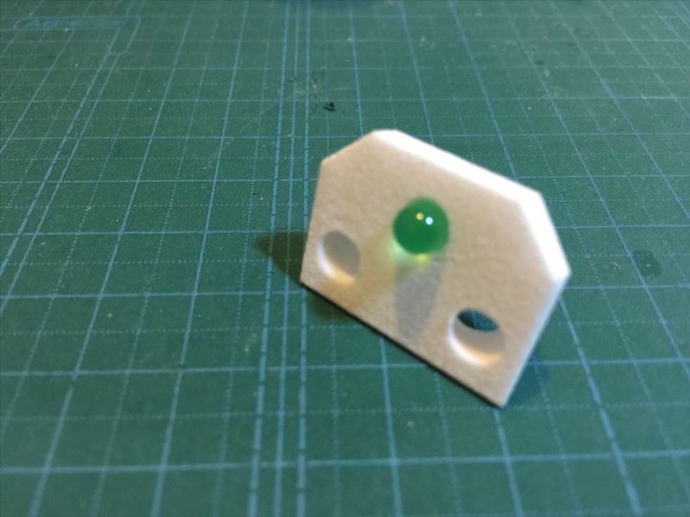 \u30ad\u30c3\u30c8\u4ed8\u5c5e\u306e\uff2c\uff25\uff24\u30d7\u30ec\u30fc\u30c8\u306b\uff2c\uff25\uff24\u3092\u523a\u3057\u3066\u304f\u3060\u3055\u3044\u3002\uff2c\uff25\uff24\u306f\u4f55\u8272\u3067\u3082\u3088\u3044\u306e\u3067\u3059\u304c\u3001\u8d64\u306f\u9854\u304c\u4e0d\u6c17\u5473\u306a\u8272\u306b\u5149\u3063\u3066\u3057\u307e\u3046\u306e\u3067\u3001\u7dd1\u3001\u9ec4\u3001\u9752\u306a\u3069\u304c\u3088\u3044\u3067\u3057\u3087\u3046\u3002