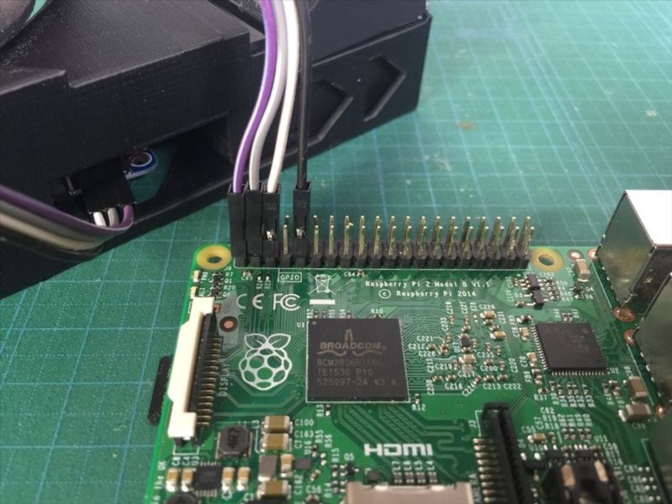 \u30b1\u30fc\u30d6\u30eb\u3092\u30e9\u30ba\u30d1\u30a4\u306eGPIO\u306b\u523a\u3057\u307e\u3059\u3002\u4e0b\u6bb5\u306e\u5de6\u7aef\u304b\u30893V\u96fb\u6e90\u3068I2C\u304c\uff12\u672c\u3001\uff11\u3064\u7a7a\u3051\u3066GND\u3067\u3059\u3002