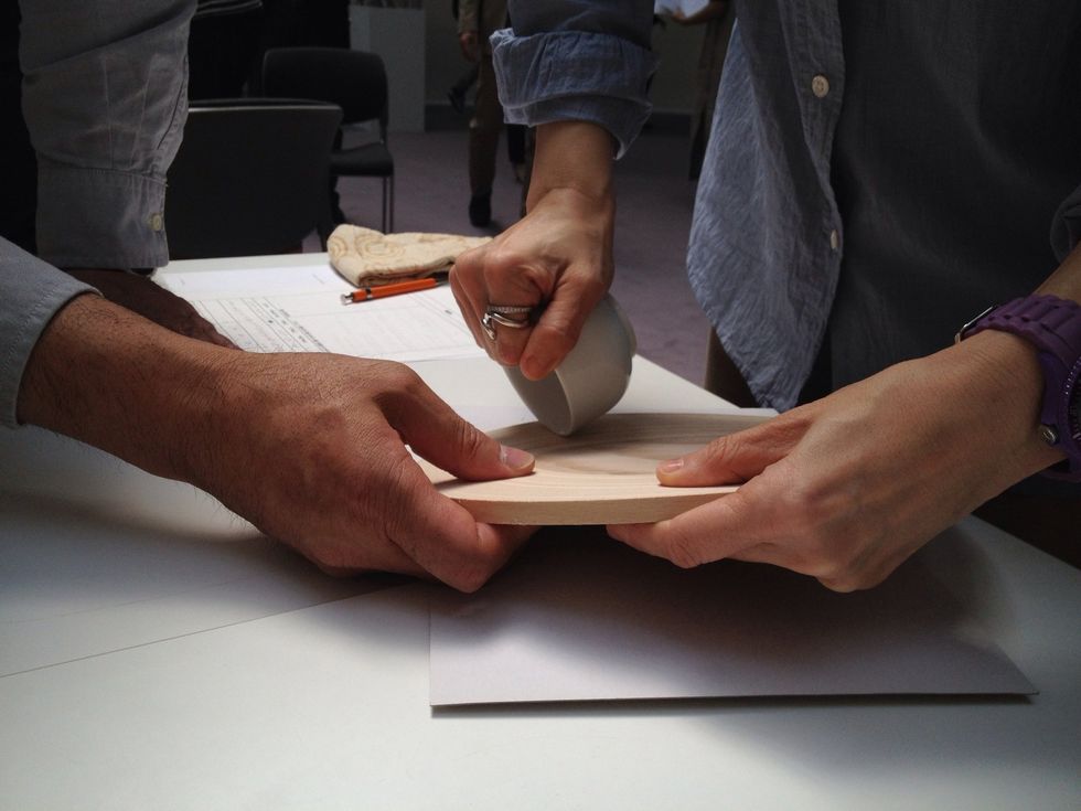 \u30b3\u30a4\u30eb\u72b6\u306e\u30d6\u30ca\u6750\u3092\u304a\u8336\u7897\u3092\u4f7f\u3044\u5c11\u3057\u3065\u3064\u305a\u3089\u3057\u3066\u3044\u304d\u307e\u3059\u3002\u304a\u8336\u7897\u306e\u4f7f\u3044\u65b9\u3082\u30a8\u30c3\u30b8\u306e\u90e8\u5206\u3001\u8179\u306e\u90e8\u5206\u3001\u529b\u306e\u3044\u308c\u5177\u5408\u3001\u8272\u3005\u306a\u30c6\u30af\u30cb\u30c3\u30af\u304c\u3042\u308a\u3001\u78ba\u304b\u306b\u4f7f\u3044\u3084\u3059\u304b\u3063\u305f\u3067\u3059\u3002