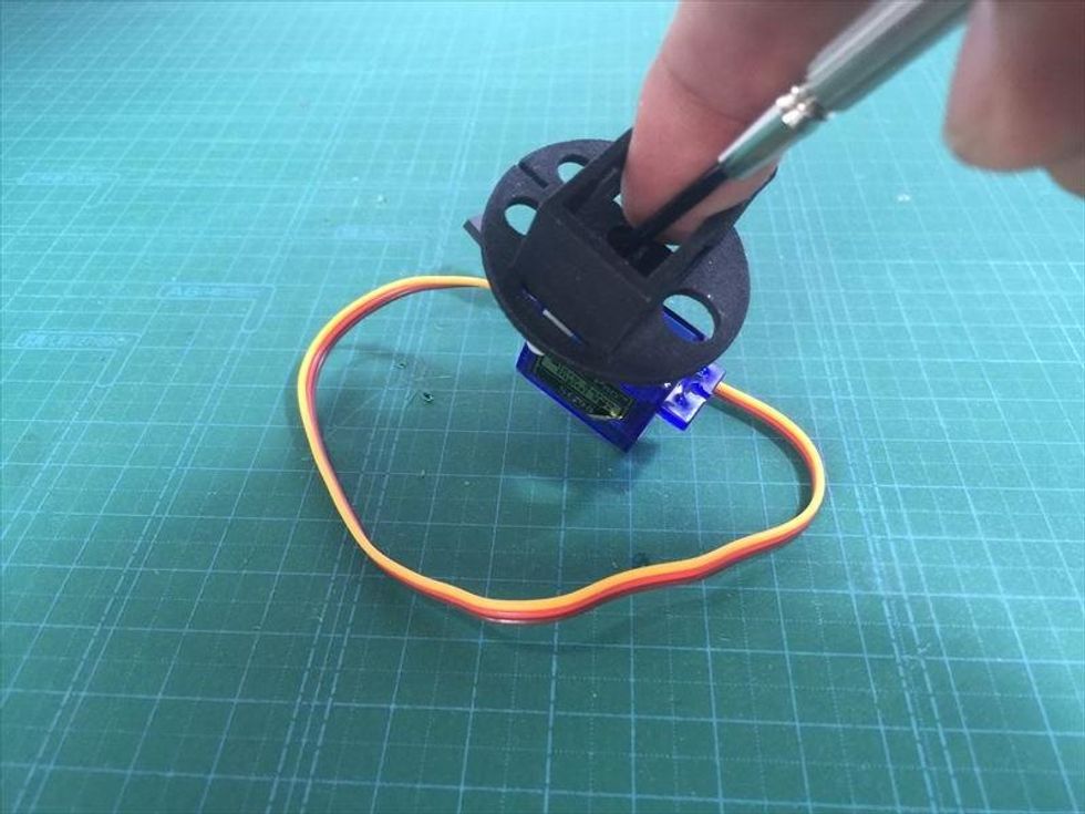 \u30b5\u30fc\u30dc\u3068\u30b8\u30e7\u30a4\u30f3\u30c8\u3092\u30cd\u30b8\u3067\u56fa\u5b9a\u3057\u307e\u3059\u3002\u30b8\u30e7\u30a4\u30f3\u30c8\u5185\u90e8\u306f\u72ed\u3044\u306e\u3067\u30cd\u30b8\u3092\u5dee\u3057\u8fbc\u3080\u306e\u304c\u96e3\u3057\u3044\u3068\u601d\u3044\u307e\u3059\u3002\u6307\u5148\u3067\u30cd\u30b8\u3092\u62bc\u3055\u3048\u305f\u307e\u307e\u30c9\u30e9\u30a4\u30d0\u30fc\u3092\u7a81\u3063\u8fbc\u3080\u3068\u3088\u3044\u3067\u3057\u3087\u3046\u3002