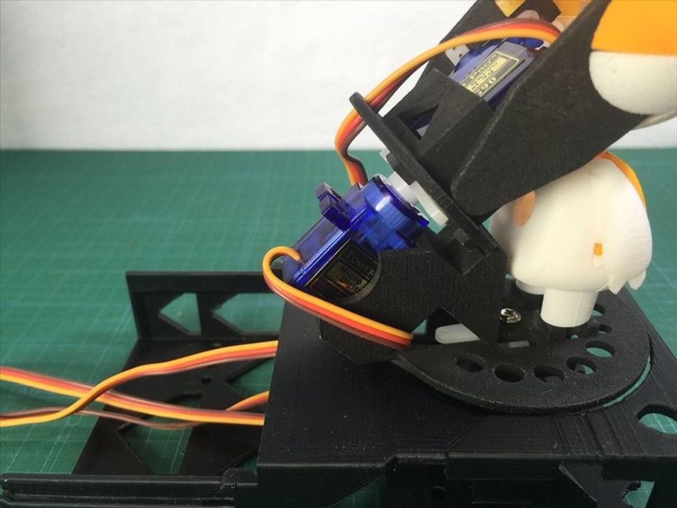 \u30b5\u30fc\u30dc\u306e\u30b1\u30fc\u30d6\u30eb\u306f\u5186\u76e4\u578b\u30d1\u30fc\u30c4\u306e\u4e09\u89d2\u5f62\u306e\u7a74\u306b\u5dee\u3057\u8fbc\u3093\u3067\u304f\u3060\u3055\u3044\u3002