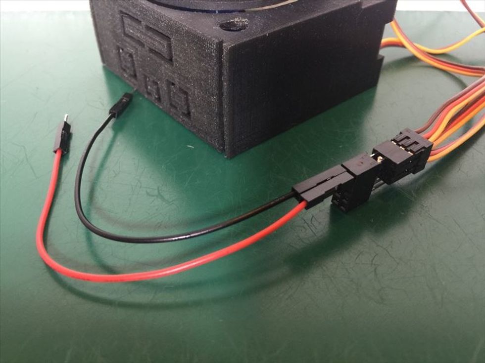 \u30b5\u30fc\u30dc\u306e\u8336\u8272\u30b1\u30fc\u30d6\u30eb\u304c\u523a\u3055\u3063\u3066\u3044\u308b\u5074\u306b\u9ed2\u30b1\u30fc\u30d6\u30eb\u3001\u8d64\u30b1\u30fc\u30d6\u30eb\u304c\u523a\u3055\u3063\u3066\u3044\u308b\u5074\u306b\u8d64\u30b1\u30fc\u30d6\u30eb\u3092\u6307\u3057\u307e\u3059\u3002