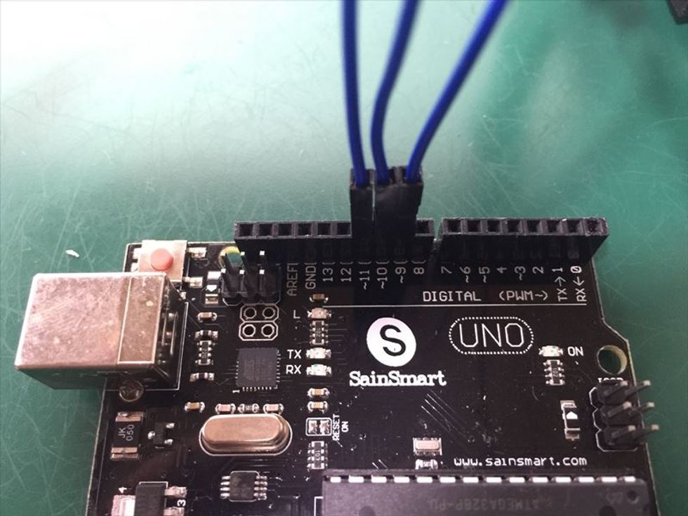 \u30b5\u30fc\u30dc\u3092\u30b3\u30f3\u30c8\u30ed\u30fc\u30eb\u3059\u308b\u305f\u3081\u3001\u9752\u3044\u30b1\u30fc\u30d6\u30eb\u3092\u300c\uff5e\uff19\u300d\u300c\uff5e\uff11\uff10\u300d\u300c\uff5e\uff11\uff11\u300d\u306b\u523a\u3057\u307e\u3059\u3002\u9996\u306e\u30b5\u30fc\u30dc\u304c\u300c\uff19\u300d\u3001\u30b9\u30bf\u30f3\u30c9\u306e\u30b5\u30fc\u30dc\u304c\u300c\uff11\uff10\u300d\u3001\u53f0\u5ea7\u306e\u30b5\u30fc\u30dc\u304c\u300c\uff11\uff11\u300d\u306b\u523a\u3055\u308b\u3088\u3046\u306b\u3057\u307e\u3059\u3002