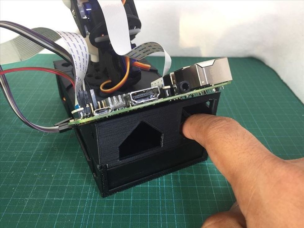 \u30b5\u30fc\u30dc\u3092\u52d5\u304b\u3057\u305f\u3044\u3068\u304d\u306f\u3001\u53f0\u5ea7\u306e\u80cc\u9762\u306e\u7a74\u304b\u3089\u6307\u3092\u5165\u308c\u3066\u3001\u96fb\u6e90\u30b9\u30a4\u30c3\u30c1\u3092\u5165\u308c\u3066\u304f\u3060\u3055\u3044\u3002