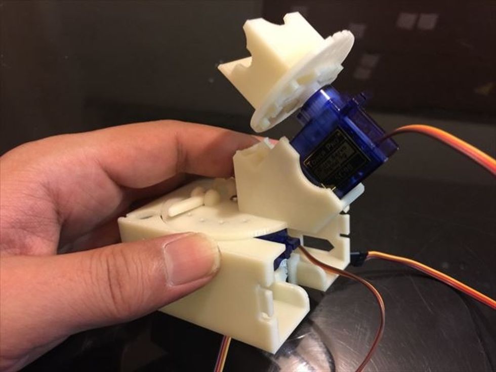 \u30b5\u30fc\u30dc\u3092\u56de\u8ee2\u53f0\u306e\u30b5\u30fc\u30dc\u30db\u30eb\u30c0\u30fc\u306b\u30cf\u30e1\u8fbc\u307f\u307e\u3059\u3002\u5dee\u3057\u8fbc\u3080\u5411\u304d\u306b\u3054\u6ce8\u610f\u304f\u3060\u3055\u3044\u3002