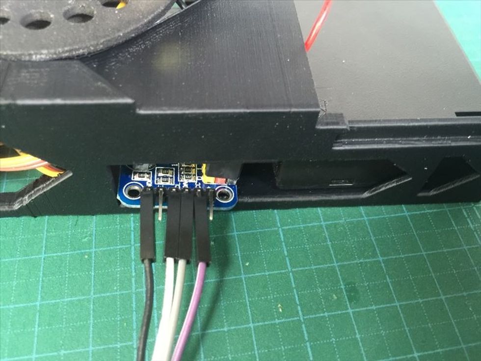 \u30b5\u30fc\u30dc\u30c9\u30e9\u30a4\u30d0\u30dc\u30fc\u30c9\u3068\u30e9\u30ba\u30d1\u30a4\u3092\u63a5\u7d9a\u3059\u308b\u305f\u3081\u3001\u307e\u305a\u306f\u30b5\u30fc\u30dc\u30c9\u30e9\u30a4\u30d0\u30fc\u30dc\u30fc\u30c9\u306b\u30b1\u30fc\u30d6\u30eb\u3092\u3064\u306a\u304e\u307e\u3059\u3002\u3044\u3061\u3070\u3093\u5de6\u304cGND\u3001\u3072\u3068\u3064\u7a7a\u3051\u3066I2C\u7dda\u304c\uff12\u672c\u3001\u305d\u3057\u30663V\u306e\u96fb\u6e90\u3067\u3059\u3002