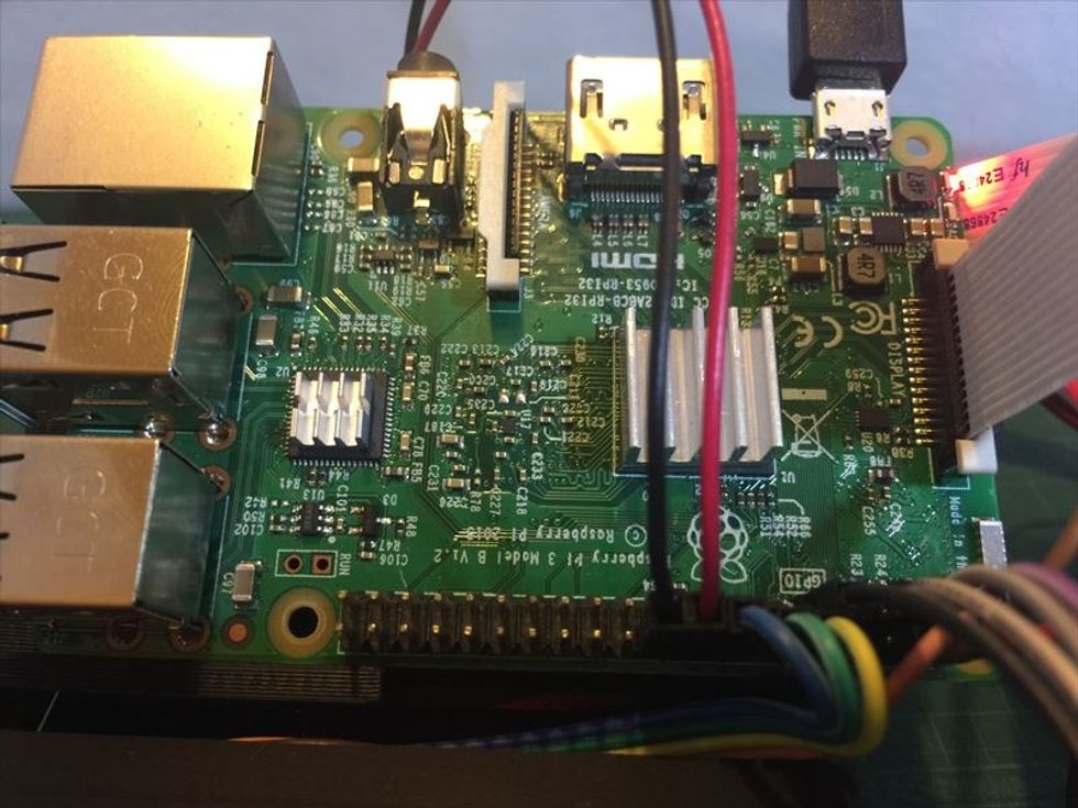 \u30b8\u30e3\u30f3\u30d1\u30fc\u30b1\u30fc\u30d6\u30eb\u3092Raspberry Pi\u306b\u63a5\u7d9a\u3057\u307e\u3059\u3002LED\u306e\u77ed\u3044\u811a\u304b\u3089\u4f38\u3073\u3066\u3044\u308b\u30b1\u30fc\u30d6\u30eb\u3092GND\u3001\u9577\u3044\u811a\u3092GPIO 24\u306b\u523a\u3057\u307e\u3059\u3002