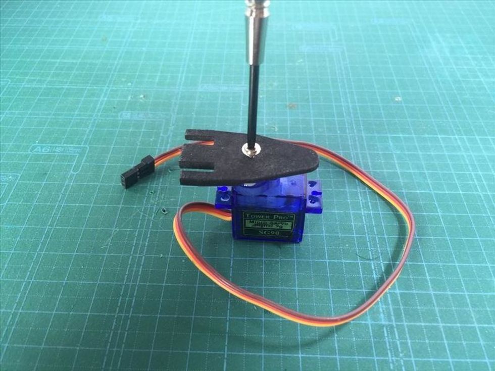 \u30cd\u30b8\u3067\u30b5\u30fc\u30dc\u3068\u30af\u30b7\u578b\u30d1\u30fc\u30c4\u3092\u56fa\u5b9a\u3057\u307e\u3059\u3002