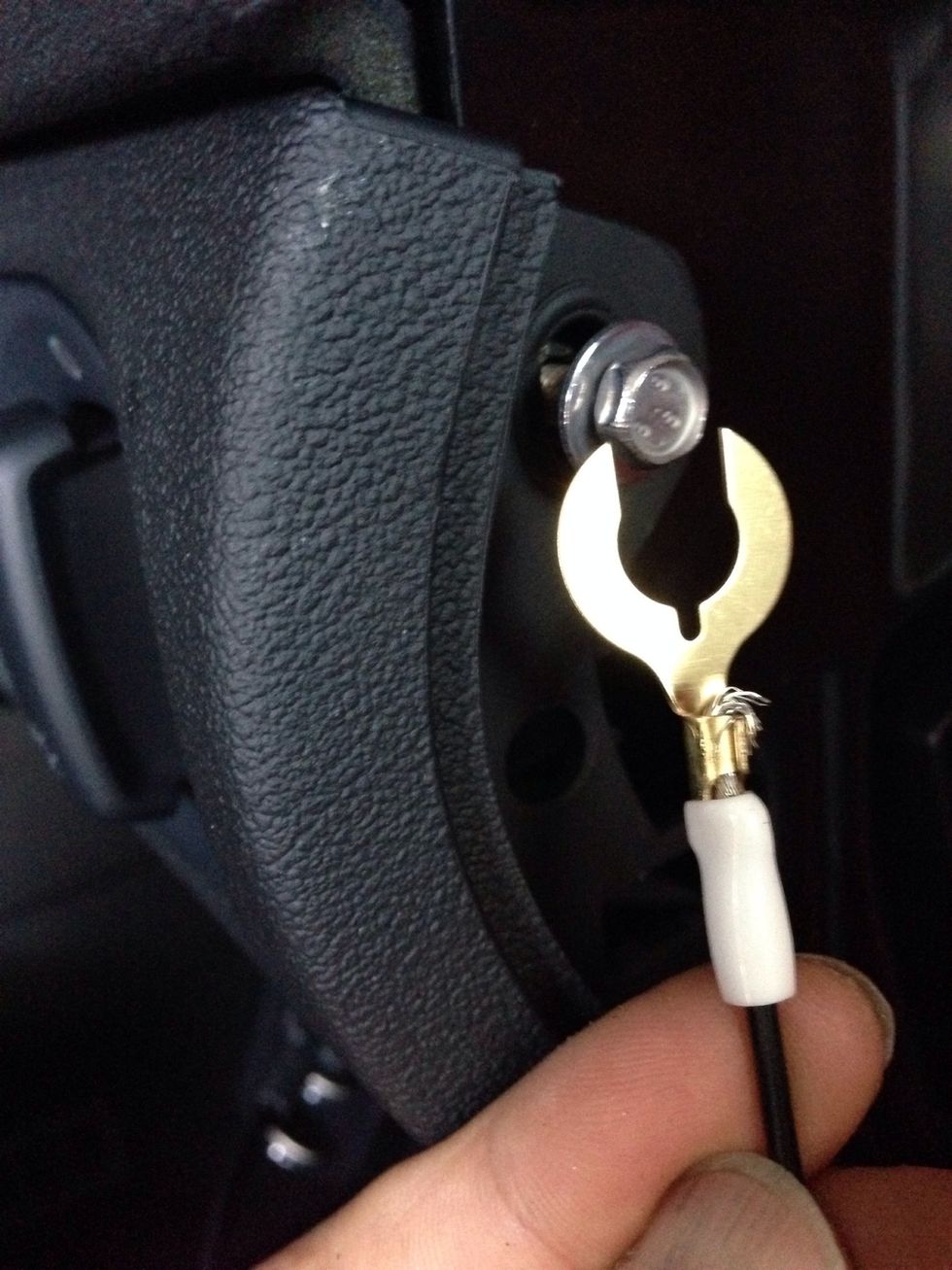 \u30de\u30a4\u30ca\u30b9\u96fb\u6d41\u3092\u8eca\u4f53\u306e\u30dc\u30eb\u30c8\u306b\u56fa\u5b9a\u3057\u3066\u6d41\u3057\u307e\u3059\u3002