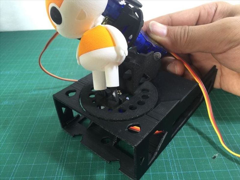 \u30ed\u30dc\u30c3\u30c8\u306e\u8db3\u306e\u7a74\u306b\u3001\u8db3\u9996\u30d1\u30fc\u30c4\u3092\u5dee\u3057\u8fbc\u307f\u307e\u3059\u3002