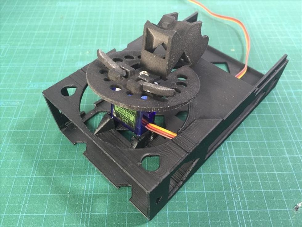 \u5186\u76e4\u578b\u30d1\u30fc\u30c4\u306e\u30b5\u30fc\u30dc\u3092\u53f0\u5ea7\u306b\u30cf\u30e1\u307e\u3059\u3002\u30b1\u30fc\u30d6\u30eb\u306e\u5411\u304d\u306b\u6ce8\u610f\u3057\u3066\u304f\u3060\u3055\u3044\u3002