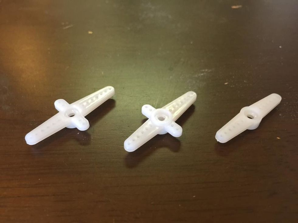 \u5341\u5b57\u578b\u306e\u30b5\u30fc\u30dc\u30db\u30fc\u30f3\u306f\u3001\u305f\u307e\u306b\u4e0d\u826f\u54c1\u304c\u6df7\u3056\u3063\u3066\u3044\u308b\u3053\u3068\u304c\u3042\u308a\u307e\u3059\u3002\u5de6\u304c\u6b63\u5e38\u306a\u3082\u306e\u3002\u4e2d\u592e\u304c\u4e0d\u826f\u54c1\u3067\u3059\u3002\u4e0d\u826f\u54c1\u306f\u4e2d\u592e\u90e8\u5206\u304c\u7a81\u51fa\u3057\u3066\u304a\u308a\u3001\u7a74\u3082\u308f\u305a\u304b\u306b\u5927\u304d\u304f\u3066\u30b5\u30fc\u30dc\u306b\u3046\u307e\u304f\u30cf\u30de\u308a\u307e\u305b\u3093\u3002\u904b\u60aa\u304f\u4e0d\u826f\u54c1\u3060\u3063\u305f\u5834\u5408\u306f\u3001\u5199\u771f\u53f3\u5074\u306e\u76f4\u7dda\u578b\u30b5\u30fc\u30dc\u30db\u30fc\u30f3\u3092\u4f7f\u3044\u307e\u3057\u3087\u3046\u3002