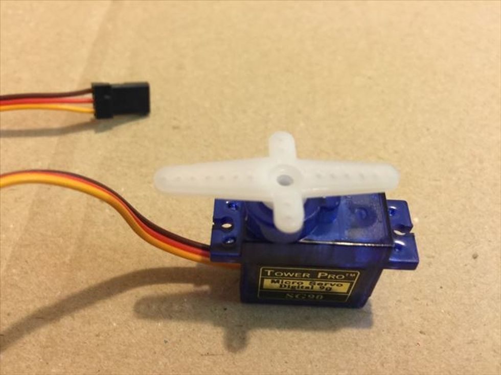 \u5341\u5b57\u578b\u306e\u30b5\u30fc\u30dc\u30db\u30fc\u30f3\uff08\u767d\u3044\u30d7\u30e9\u30b9\u30c1\u30c3\u30af\u306e\u30d1\u30fc\u30c4\uff09\u3092\u30b5\u30fc\u30dc\u306b\u30cf\u30e1\u8fbc\u307f\u307e\u3059\u3002\u3053\u306e\u30b5\u30fc\u30dc\u30db\u30fc\u30f3\u306f\u5de6\u53f3\u306e\u9577\u3055\u304c\u5fae\u5999\u306b\u9055\u3044\u307e\u3059\u306e\u3067\u5411\u304d\u306b\u6ce8\u610f\u3057\u3066\u304f\u3060\u3055\u3044\u3002\u9577\u3044\u307b\u3046\u3092\u5de6\u5074\u306b\u5411\u3051\u307e\u3059\u3002