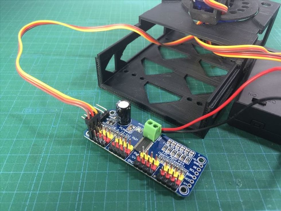 \u53f0\u5ea7\u306e\u4e2d\u306e\u30b5\u30fc\u30dc\uff08yaw\uff09\u3092\u30b5\u30fc\u30dc\u30c9\u30e9\u30a4\u30d0\u30fc\u30dc\u30fc\u30c9\u306e\uff10\u756a\u306b\u63a5\u7d9a\u3057\u307e\u3059\u3002\u30b1\u30fc\u30d6\u30eb\u306e\u8272\u3068\u7aef\u5b50\u306e\u8272\u304c\u5408\u3046\u5411\u304d\u306b\u5dee\u3057\u8fbc\u3093\u3067\u304f\u3060\u3055\u3044\u3002\u30b5\u30fc\u30dc\u306eGND\u306f\u8336\u8272\u3067\u3059\u3051\u3069\u3002