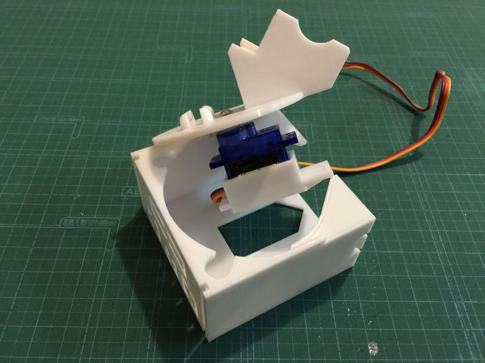 \u53f0\u5ea7\u306e\u6e9d\u306b\u3001\u30b5\u30fc\u30dc\u30db\u30eb\u30c0\u30fc\u3092\u30cf\u30e1\u8fbc\u307f\u307e\u3059\u3002