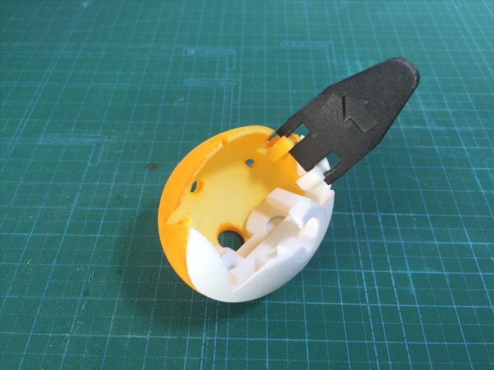 \u53f3\u5074\u306e\u5f8c\u982d\u90e8\u306b\u9ed2\u3044\u30af\u30b7\u3092\u5dee\u3057\u8fbc\u3093\u3067\u56fa\u5b9a\u3057\u307e\u3059\u3002\u30af\u30b7\u306e\u5185\u5074\u306b\u523b\u5370\u3055\u308c\u3066\u3044\u308b\u77e2\u5370\u3092\u4e0a\u306b\u5411\u3051\u3066\u304f\u3060\u3055\u3044\u3002