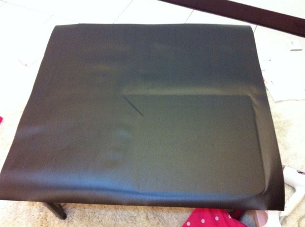 \u5b8c\u62104\u652f\u684c\u8173\u5f8c\u5c31\u662f\u684c\u9762\u4e86\u3002\u5148\u5c07\u904e\u5927\u7684\u5340\u57df\u88c1\u6389\uff0c\u53ea\u7559\u7d045cm\u4ee5\u65b9\u4fbf\u65bd\u5de5\u3002