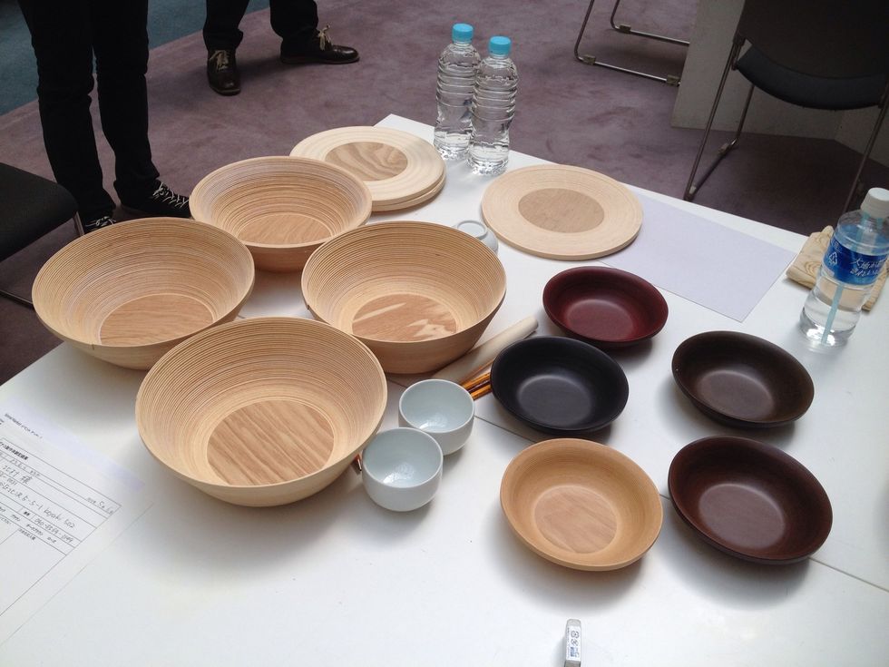 \u5de6\u5074\u306f\u30ef\u30fc\u30af\u30b7\u30e7\u30c3\u30d7\u306e\u53c2\u52a0\u8005\u306e\u4f5c\u54c1\u3001\u53f3\u5074\u306f\u88fd\u54c1\u3067\u4ed5\u4e0a\u3052\u306e\u8272\u3082\u3053\u306e\u4e94\u7a2e\u985e\u304b\u3089\u9078\u3079\u307e\u3059\u3002\u79c1\u306f\u3044\u3061\u3070\u3093\u624b\u524d\u306e\u30ca\u30c1\u30e5\u30e9\u30eb\u3092\u9078\u629e\u3002