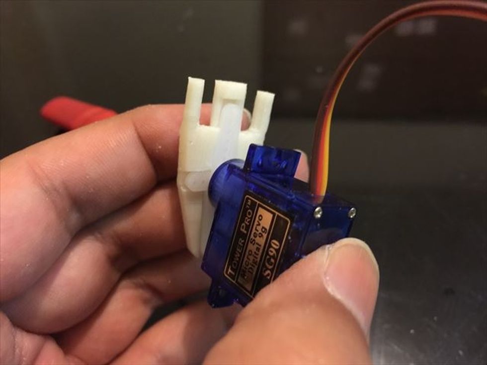 \u5de6\u8033\u30d1\u30fc\u30c4\u306e\u88cf\u306b\u30b5\u30fc\u30dc\u30db\u30fc\u30f3\u306e\u51f9\u307f\u304c\u3042\u308b\u306e\u3067\u3001\u30b5\u30fc\u30dc\u30db\u30fc\u30f3\u3092\u30cf\u30e1\u8fbc\u307f\u307e\u3059\u3002\u5411\u304d\u304c\u3042\u308a\u3001\u9006\u5411\u304d\u306b\u306f\u30cf\u30de\u3089\u306a\u3044\u3088\u3046\u306b\u3067\u304d\u3066\u3044\u307e\u3059\u3002