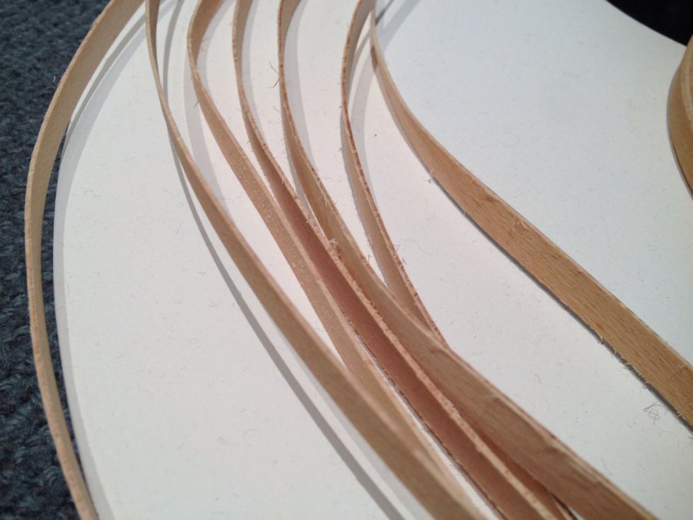 \u5dfb\u304f\u524d\u306e\u30d6\u30ca\u6750\u3001\u673a\u306e\u4e0a\u306b\u91d8\u3092\u6253\u3063\u305f\u4f5c\u696d\u53f0\u3067\u3053\u308c\u3092\u624b\u4f5c\u696d\u3067\u5dfb\u3044\u3066\u884c\u304f\u305d\u3046\u3067\u3059\u3002