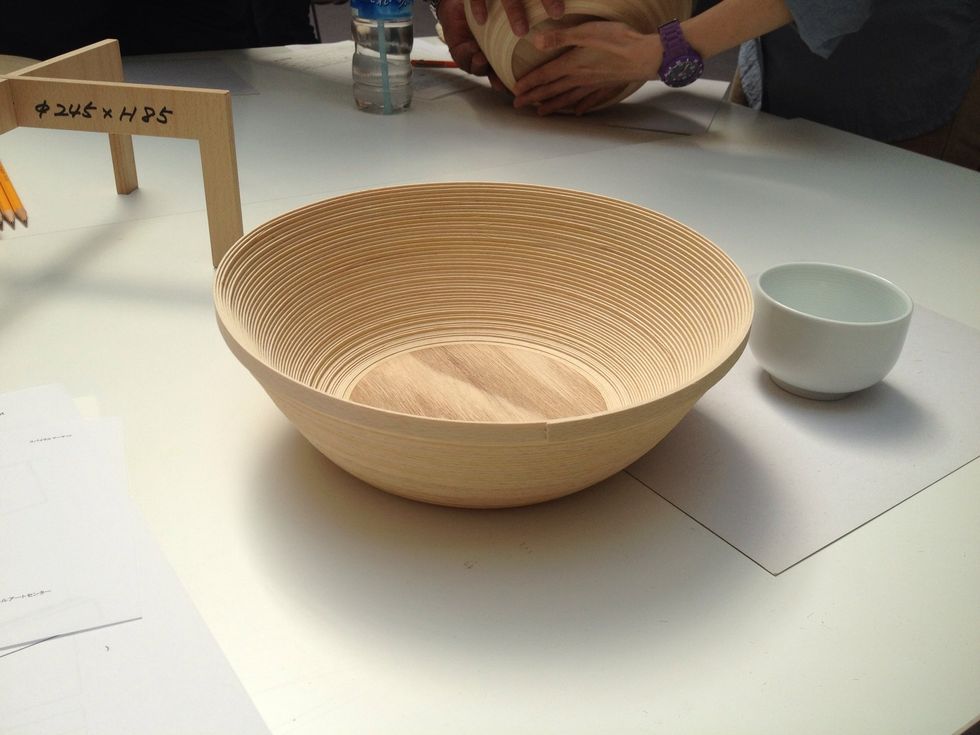 \u63a5\u7740\u3055\u308c\u3066\u3044\u306a\u3044\u306e\u3067\u3001\u5f62\u3082\u623b\u3057\u305f\u308a\u8a66\u884c\u932f\u8aa4\u3057\u306a\u304c\u3089\u4f5c\u308c\u307e\u3059\u3002\u9676\u5668\u306a\u3069\u3082\u540c\u3058\u3060\u3068\u601d\u3044\u307e\u3059\u304c\u3001\u5074\u9762\u306e\u5fae\u5999\u306a\u30e9\u30a4\u30f3\u3067\u5168\u4f53\u306e\u5370\u8c61\u304c\u5909\u308f\u308a\u5404\u4eba\u3067\u500b\u6027\u304c\u51fa\u308b\u306e\u3082\u697d\u3057\u3044\u3002