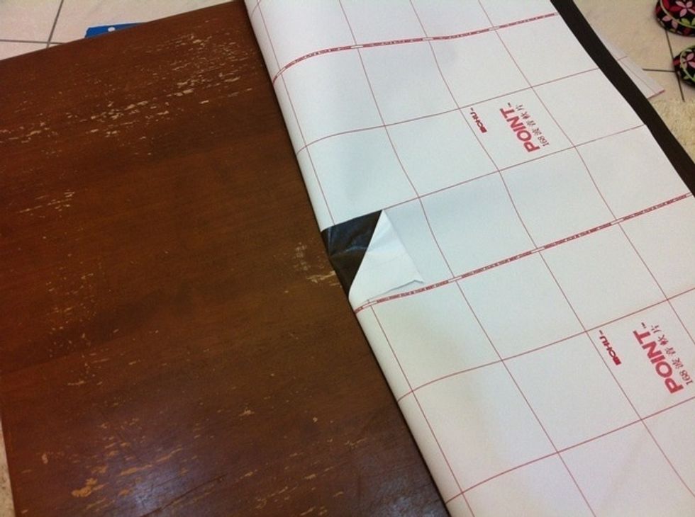 \u63a5\u8457\u7ffb\u5230\u80cc\u9762\uff0c\u53d6\u51fa\u5927\u7d04\u7684\u4e2d\u5fc3\u9ede\uff0c\u5c07\u96e2\u578b\u7d19\u4ee5\u5341\u5b57\u5207\u958b\uff0c\u5c0f\u5fc3\u5225\u5272\u5230\u8cbc\u9762\u3002\u7136\u5f8c\u6298\u51fa\u4e00\u500b\u4e09\u89d2\u578b\u8cbc\u81f3\u684c\u9762\u4e2d\u5fc3\u9ede\uff0c\u9019\u6a23\u8edf\u7247\u5c31\u4e0d\u6703\u6b6a\u4e03\u626d\u516b\u5230\u8655\u8dd1\u4e86\u3002