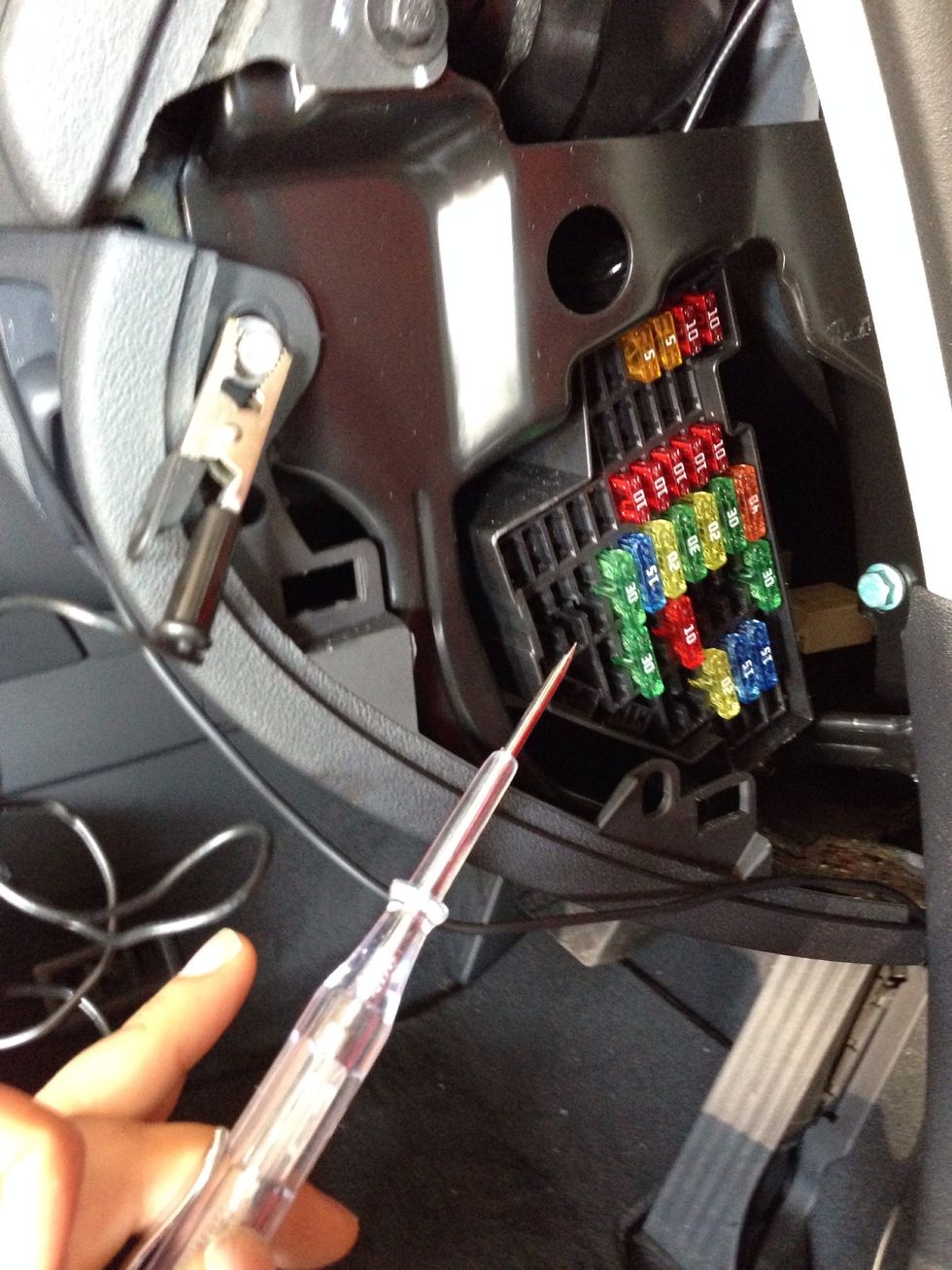 \u691c\u96fb\u30c6\u30b9\u30bf\u30fc\u306e\u30b0\u30ea\u30c3\u30d7\u3092\u5de6\u306e\u30dc\u30eb\u30c8\u306b\u4ed8\u3051\u3001\u305d\u306e\u5f8c\u3001\u5404\u30d2\u30e5\u30fc\u30ba\u3092\u30c1\u30a8\u30c3\u30af\u3057\u3066\u3001\u96fb\u6d41\u304c\u6d41\u308c\u3066\u3044\u308b\u3082\u306e\u3092\u63a2\u3057\u307e\u3059\u3002 \u305d\u306e\u969b\u3001\u30a8\u30f3\u30b8\u30f3\u3092\u304b\u3051\u3066\u3044\u308b\u6642\u3068\u304b\u3051\u3066\u3044\u306a\u3044\u6642\u3067\u6e2c\u5b9a\u3057\u307e\u3059\u3002