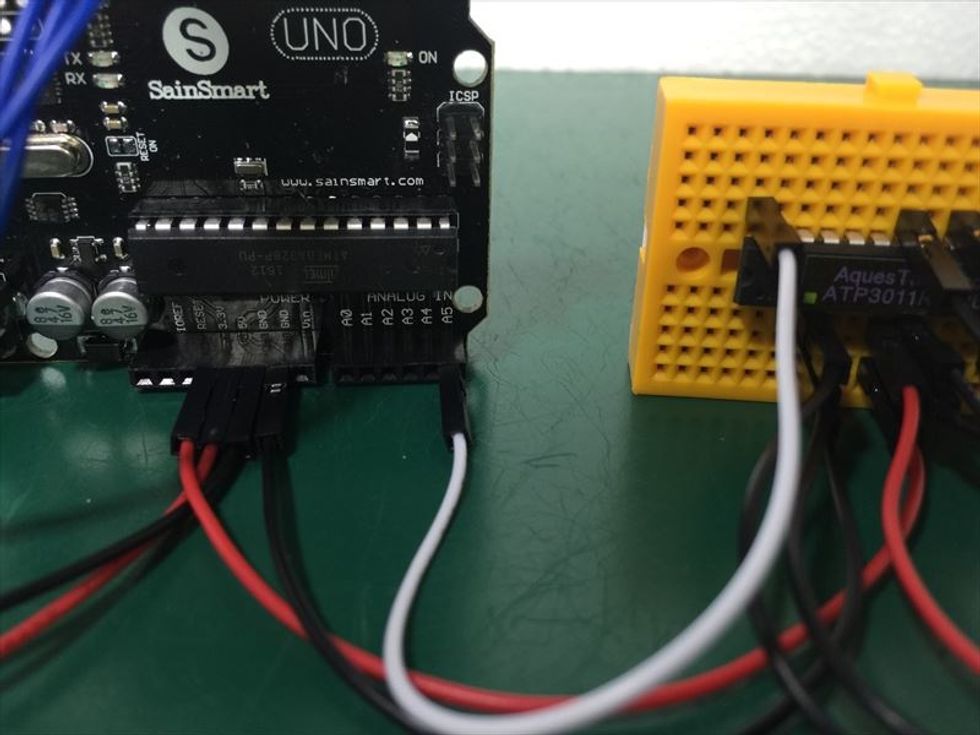 \u6b21\u306b\uff29\uff12\uff23\u901a\u4fe1\u3059\u308b\u305f\u3081\u306e\u30b1\u30fc\u30d6\u30eb\u3092\u3064\u306a\u304e\u307e\u3059\u3002\uff29\uff12\uff23\u306f\uff33\uff23\uff2c\uff08\u30af\u30ed\u30c3\u30af\uff09\u3068\uff33\uff24\uff21\uff08\u30c7\u30fc\u30bf\uff09\u306e\uff12\u672c\u306e\u30b1\u30fc\u30d6\u30eb\u3067\u901a\u4fe1\u3059\u308b\u65b9\u5f0f\u3067\u3059\u3002\u307e\u305a\uff35\uff2e\uff2f\u306e\uff21\uff15\u3068AquesTalk\u306e\uff33\uff23\uff2c\uff08\u4e0a\u6bb5\u5de6\u7aef\uff09\u3092\u3064\u306a\u304e\u307e\u3059\u3002