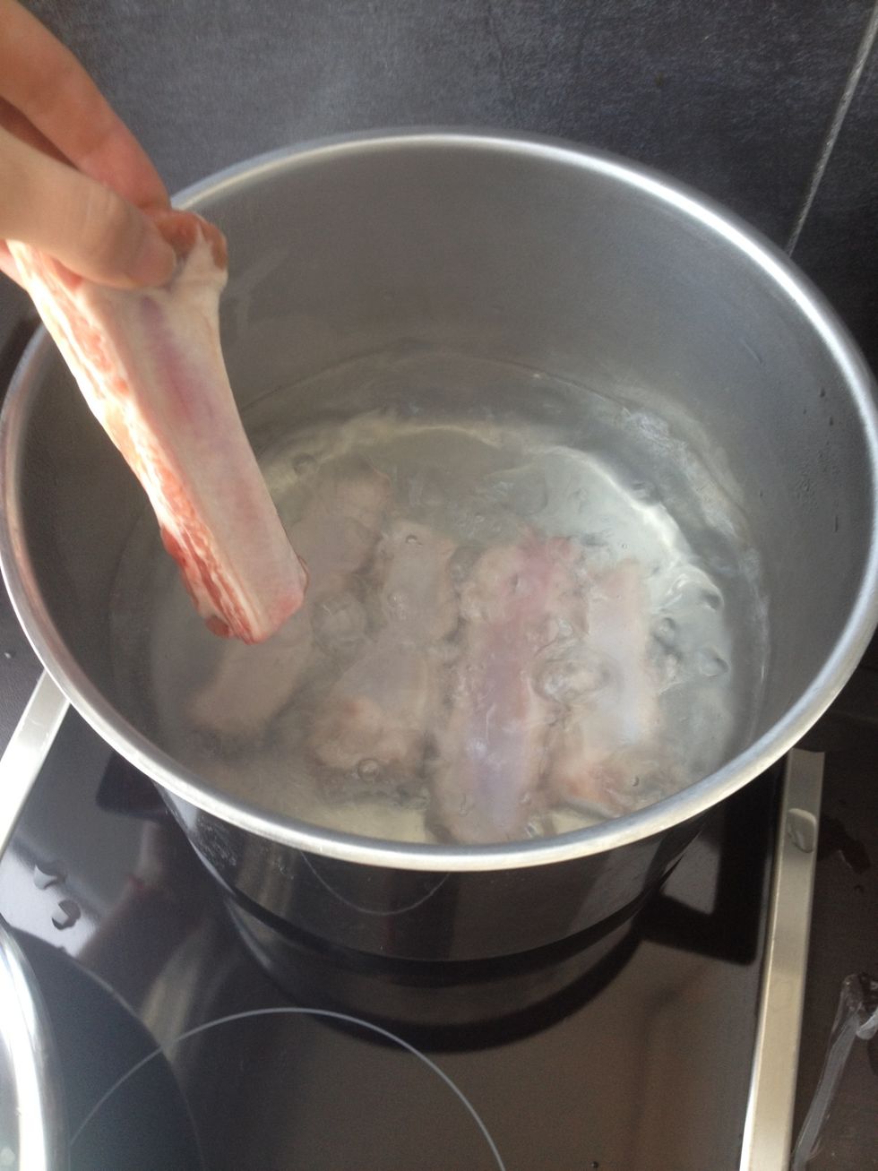 \u71d2\u958b\u4e00\u934b\u6c34\uff0c\u628a\u5207\u51fa\u4f86\u7684\u9aa8\u982d\u653e\u5165\u71d2\u6c34\u4e2d\uff01\u9019\u662f\u4e00\u500b\u5ddd\u71d9\u7684\u52d5\u4f5c\uff01\u76ee\u7684\u662f\u628a\u8c6c\u8089\u9aa8\u7684\u8840\u6c34\u53bb\u6389\u3002