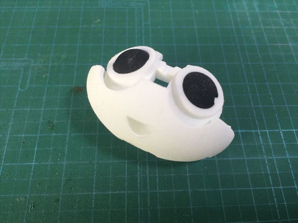 \u767d\u3044\u9854\u306e\u30d1\u30fc\u30c4\u306b\u30e1\u30ac\u30cd\u3092\u30cf\u30e1\u307e\u3059\u3002\u9f3b\u306e\u3042\u305f\u308a\u3067\u30d1\u30c1\u30f3\u3068\u30cf\u30de\u3063\u3066\u56fa\u5b9a\u3055\u308c\u307e\u3059\u3002