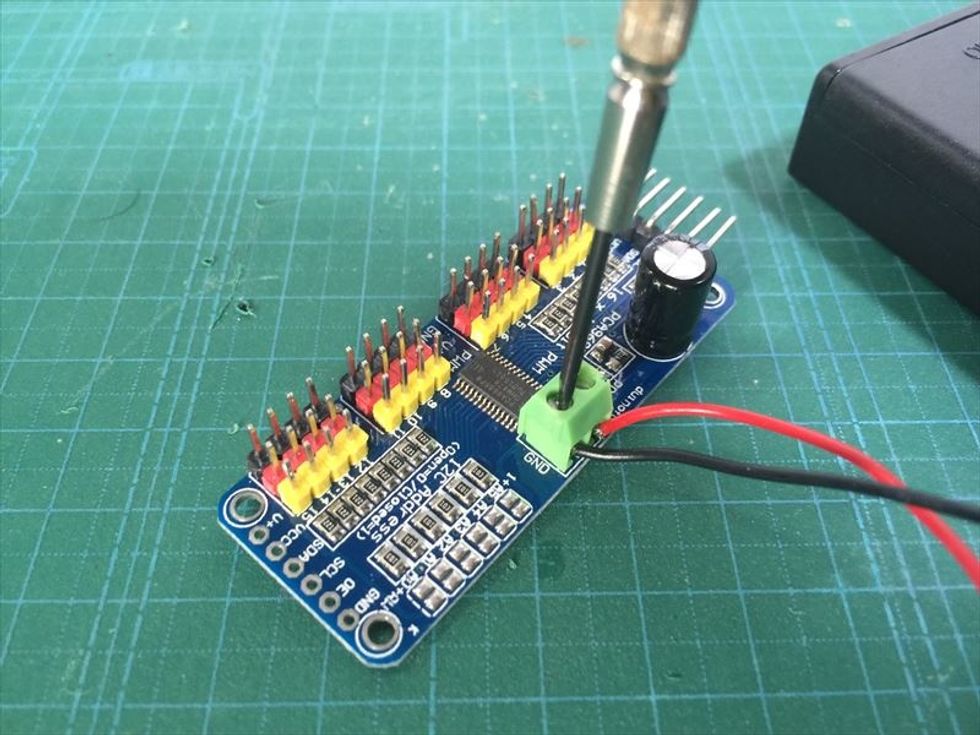 \u7d30\u3044\u30de\u30a4\u30ca\u30b9\u30c9\u30e9\u30a4\u30d0\u30fc\u3067\u30cd\u30b8\u3092\u3086\u308b\u3081\u308b\u3068\u3001\u6a2a\u7a74\u306b\u9699\u9593\u304c\u3067\u304d\u308b\u306e\u3067\u3001\u305d\u3053\u306b\u30b1\u30fc\u30d6\u30eb\u3092\u5dee\u3057\u8fbc\u3093\u3067\u30cd\u30b8\u3092\u3057\u3081\u307e\u3059\u3002\u5de6\u306e\u7a74\uff08GND\uff09\u304c\u9ed2\u3001\u53f3\uff08V+\uff09\u304c\u8d64\u3067\u3059\u3002\u30b1\u30fc\u30d6\u30eb\u3092\u5f15\u3063\u5f35\u3063\u3066\u307f\u3066\u3001\u3061\u3083\u3093\u3068\u56fa\u5b9a\u3055\u308c\u3066\u3044\u308b\u304b\u3069\u3046\u304b\u8a66\u3057\u3066\u304a\u304d\u307e\u3057\u3087\u3046\u3002