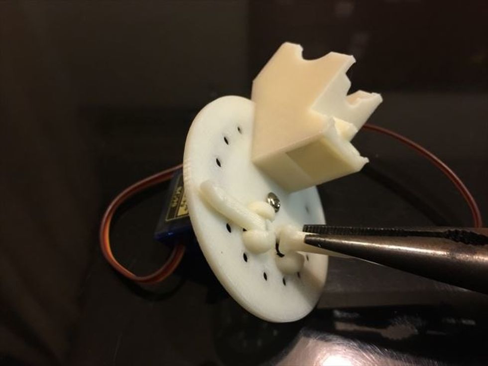 \u8db3\u9996\u30d1\u30fc\u30c4\u306e\u8ef8\u3092\u56de\u8ee2\u53f0\u306e\u8ef8\u53d7\u3051\u306b\u30cf\u30e1\u307e\u3059\u3002\u30e9\u30b8\u30aa\u30da\u30f3\u30c1\u3092\u4f7f\u3063\u305f\u307b\u3046\u304c\u697d\u3067\u3059\u3002\u8ef8\u53d7\u3051\u306b\u306f\u8ef8\u3092\u901a\u3059\u305f\u3081\u306e\u7aaa\u307f\u304c\u3042\u308b\u306e\u3067\u3059\u304c\u3001\u5199\u771f\u3060\u3068\u308f\u304b\u308a\u306b\u304f\u3044\u306e\u3067\u6b21\u30da\u30fc\u30b8\u306e\u56f3\u9762\u3092\u3054\u89a7\u304f\u3060\u3055\u3044\u3002