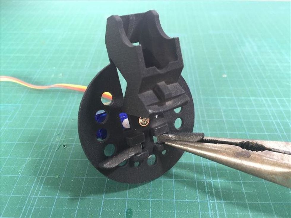 \u8db3\u9996\u30d1\u30fc\u30c4\u3092\u5186\u76e4\u578b\u30d1\u30fc\u30c4\u306b\u3068\u308a\u3064\u3051\u307e\u3059\u3002\u6307\u306e\u529b\u304c\u5f31\u3044\u3072\u3068\u306f\u30da\u30f3\u30c1\u3092\u4f7f\u3063\u3066\u304f\u3060\u3055\u3044\u3002\u56de\u8ee2\u3055\u305b\u306a\u304c\u3089\u30cd\u30b8\u308b\u3088\u3046\u306b\u30cf\u30e1\u308b\u306e\u304c\u30b3\u30c4\u3067\u3059\u3002