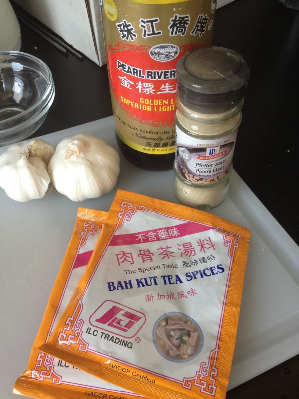 \u9019\u4e9b\u5c31\u662f\u8981\u716e\u8089\u9aa8\u8336\u8981\u7528\u5230\u7684\u6750\u6599\uff1a\u65b0\u52a0\u5761\u98a8\u5473\u8089\u9aa8\u8336\u6e6f\u6599\u5305\u3001\u849c\u982d\u3001\u751f\u62bd\u3001\u80e1\u6912\u7c89\u3001\u9023\u9aa8\u8c6c\u8089