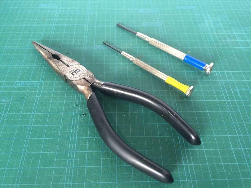 \u9053\u5177\u306f\u30b5\u30fc\u30dc\u3092\u56fa\u5b9a\u3059\u308b\u30d7\u30e9\u30b9\u30c9\u30e9\u30a4\u30d0\u30fc\u3001\u96fb\u6c60\u30dc\u30c3\u30af\u30b9\u306e\u30b1\u30fc\u30d6\u30eb\u3092\u306d\u3058\u6b62\u3081\u3059\u308b\u30de\u30a4\u30ca\u30b9\u30c9\u30e9\u30a4\u30d0\u30fc\u304c\u5fc5\u8981\u3067\u3059\u3002\u30e9\u30b8\u30aa\u30da\u30f3\u30c1\u3082\u3042\u308b\u3068\u4fbf\u5229\u3067\u3059\u3002\u30cf\u30f3\u30c0\u4ed8\u3051\u306f\u3057\u306a\u3044\u306e\u3067\u30cf\u30f3\u30c0\u30b4\u30c6\u306f\u4e0d\u8981\u3067\u3059\u3002