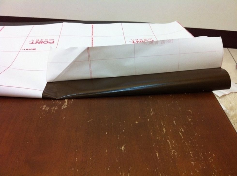 \u9078\u64c7\u624b\u9806\u7684\u65b9\u5411\uff0c\u642d\u914d\u5439\u98a8\u6a5f\u8207\u522e\u5200\uff0c\u4e00\u6b21\u4e00\u9ede\u8ddd\u96e2\uff0c\u958b\u59cb\u8cbc\u5408\u3002\u56db\u5468\u7684\u5713\u89d2\u7684\u6280\u5de7\u53ea\u6709\u4e00\u500b\uff1a\u5439\u7d66\u4ed6\u71b1\u71d9\u71d9\u8edf\u7dbf\u7dbf\uff0c\u7136\u5f8c\u7528\u529b\u5f80\u5916\u4e0b\u65b9\u6293\u8cbc\uff0c\u518d\u4ee5\u5439\u98a8\u6a5f\u4e00\u9762\u5439\u4e00\u9762\u4fee\u5713\u89d2\uff0c\u7b49\u51b7\u4e86\u786c\u4e86\u518d\u4fee\u6389\u591a\u51fa\u4f86\u7684\u88d9\u88d9\u3002