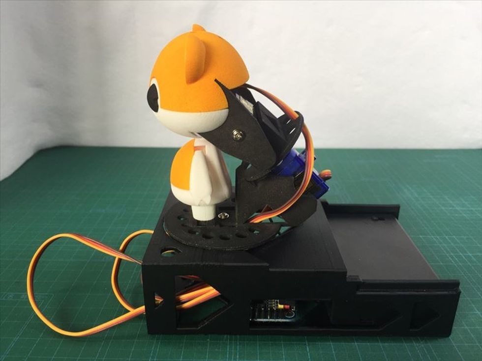 \u96fb\u6c60\u30dc\u30c3\u30af\u30b9\u3092\u5f8c\u65b9\u304b\u3089\u5dee\u3057\u8fbc\u307f\u307e\u3059\u3002