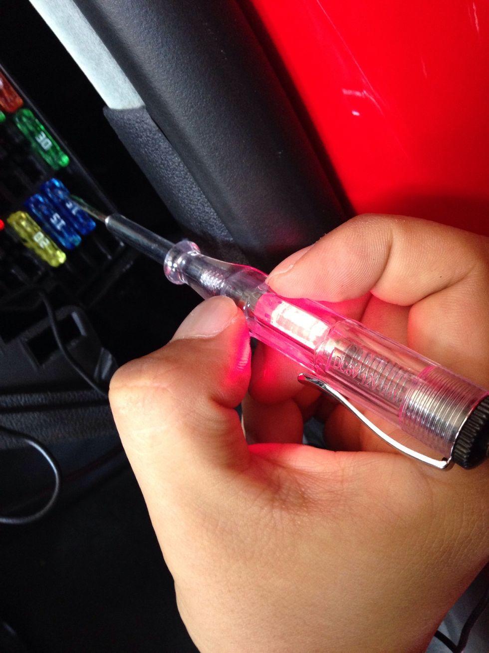 \u96fb\u6d41\u304c\u6d41\u308c\u3066\u3044\u308b\u3068\u3001\u691c\u96fb\u30c6\u30b9\u30bf\u30fc\u304c\u8d64\u304f\u5149\u308a\u307e\u3059\u3002 \u3053\u306e\u6642\u3001\u30a8\u30f3\u30b8\u30f3\u3092\u304b\u3051\u3066\u3044\u308b\u6642\u306b\u5149\u308a\u3001\u30a8\u30f3\u30b8\u30f3\u3092\u6b62\u3081\u3066\u3044\u308b\u6642\u306b\u5149\u3089\u306a\u3044\u3082\u306e\u3092\u63a2\u3057\u307e\u3059\u3002