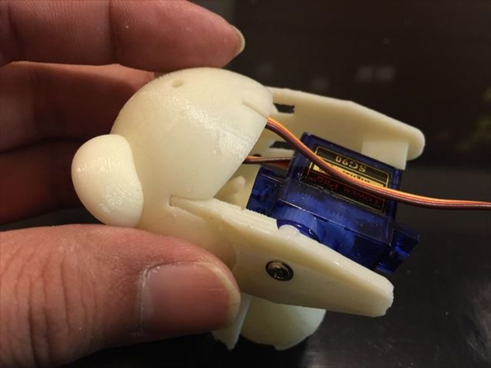 \u982d\u3068\u30a2\u30b4\u3092\u56fa\u5b9a\u3059\u308b\u305f\u3081\u3001\u53f3\u8033\u30d1\u30fc\u30c4\u3092\u5dee\u3057\u8fbc\u307f\u307e\u3059\u3002