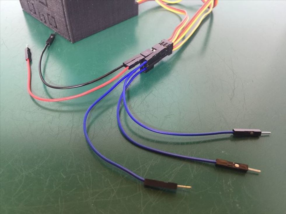 \u9ec4\u8272\u3044\u4fe1\u53f7\u7dda\uff13\u672c\u305d\u308c\u305e\u308c\u306b\u3001\u9752\u3044\u30b1\u30fc\u30d6\u30eb\u3092\u3064\u306a\u304e\u307e\u3059\u3002