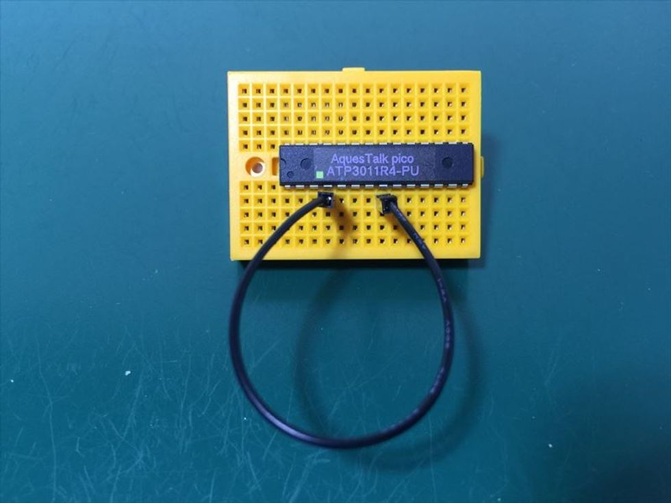 \u9ed2\u3044\u30b1\u30fc\u30d6\u30eb\u3067SMOD0(\u4e0b\u6bb5\u306e\u5de6\u304b\u3089\uff14\u756a\u76ee\uff09\u3068GND\uff08\u4e0b\u6bb5\u306e\u53f3\u304b\u3089\uff17\u756a\u76ee\uff09\u3092\u3064\u306a\u304e\u307e\u3059\u3002\u3053\u3046\u3059\u308b\u3053\u3068\u3067\u901a\u4fe1\u30e2\u30fc\u30c9\u304c\u300c\uff29\uff12\uff23\u65b9\u5f0f\u300d\u306b\u306a\u308a\u307e\u3059\u3002