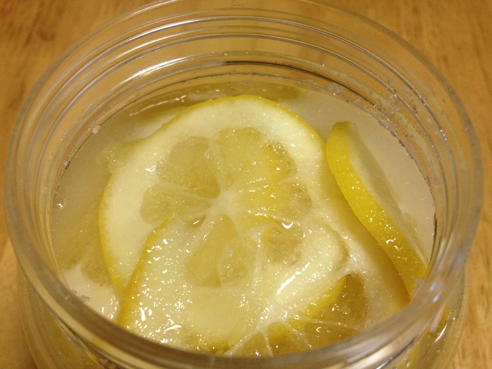 \ub808\ubaac\uacfc \uc124\ud0d5(\ub610\ub294 \uafc0)\uc744 \ucf1c\ucf1c\uc774 \uc313\uc2b5\ub2c8\ub2e4. \ub808\ubaac\uacfc \uc124\ud0d5\uc740 1:1 \uc815\ub3c4\uc758 \ubd84\ub7c9\uc774\uba74 \ub418\uc694.