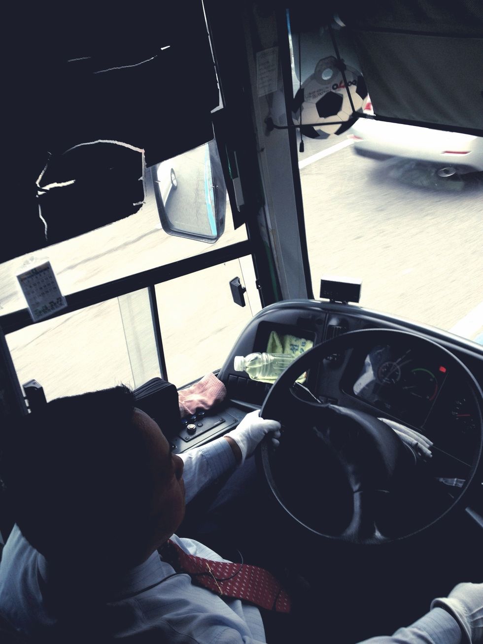 \uc544\uc800\uc528 \ub2ec\ub9ac\uc2dc\ub294 \uc911. \uc774 \ubc84\uc2a4\ub3c4 \ub9ce\uc774 \ud0c0\ub2e4\ubcf4\ub2c8 \uae30\uc0ac\ub2d8\ub4e4 \uc5bc\uad74\uc740 \ub300\ucda9 \ub2e4 \uc548\ub2e4..