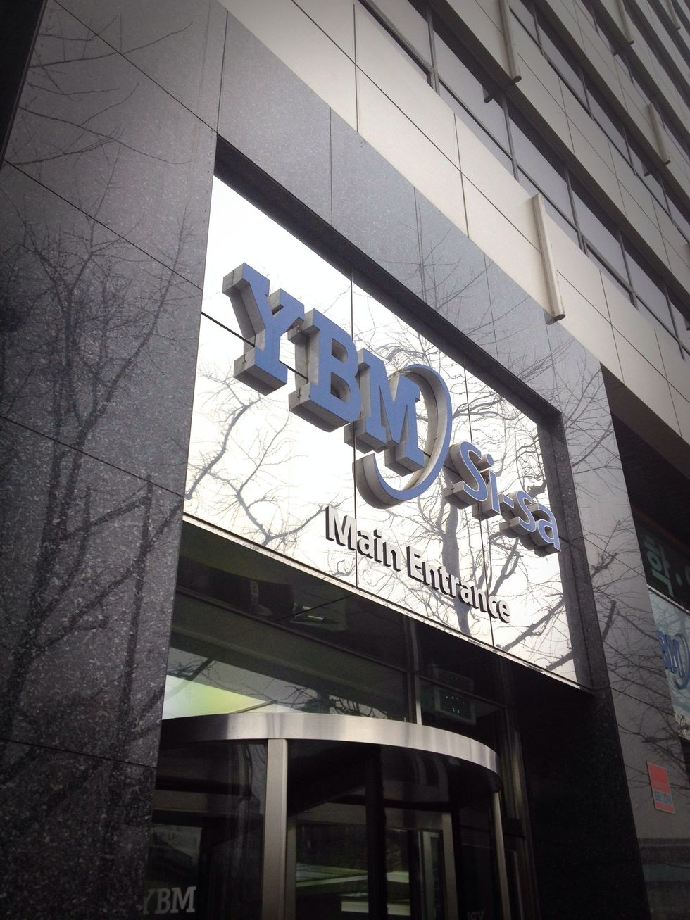 \uc5ec\uae30 \uc55e\uc5d0\uc11c \ubc84\uc2a4 \ud55c \ubc88 \ub354 \ud0c4\ub2e4.