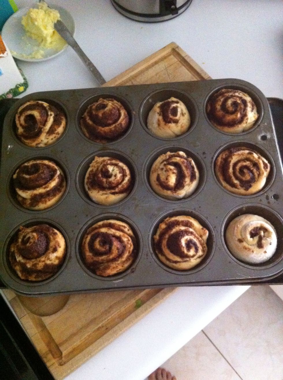 \ud83d\udd54 Take the cinnamon buns out of the oven when finished! Mmmm! You can easily tell which ones were at the end of the roll \ud83d\ude05
